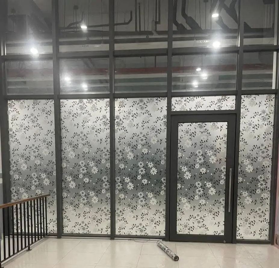 Decal Dán Kính Mờ Hay Trang Trí? Cách Chọn Mẫu Cho Văn Phòng