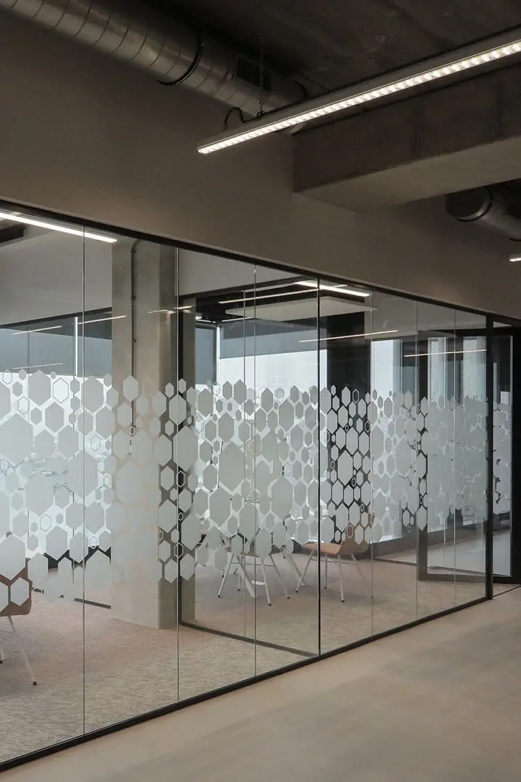 Cần Bao Nhiêu Decal Dán Kính? Cách Tính Diện Tích Trước Khi Đặt Mua